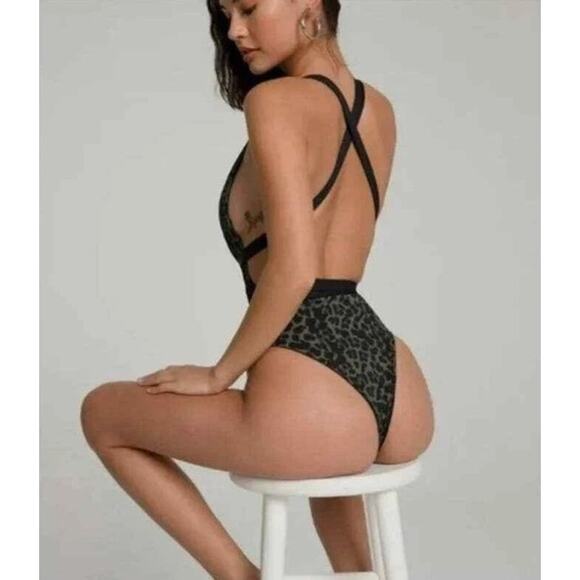 Good American Green Black Deep Cut Wrap One Piece Reversible Swimsuit NWT Size 7 - Picture 2 of 4